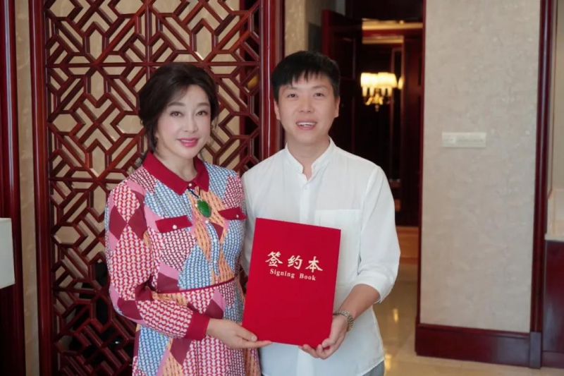 续签形象代言人刘晓庆，糖果派对品牌美满开放！